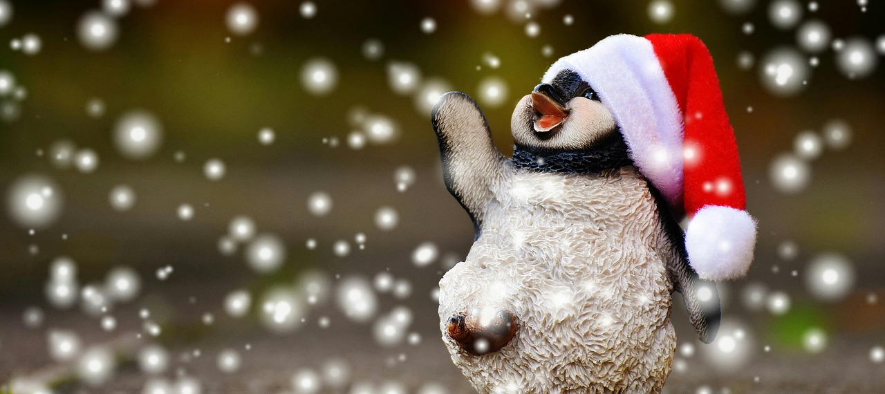 Image - penguin figure christmas snow