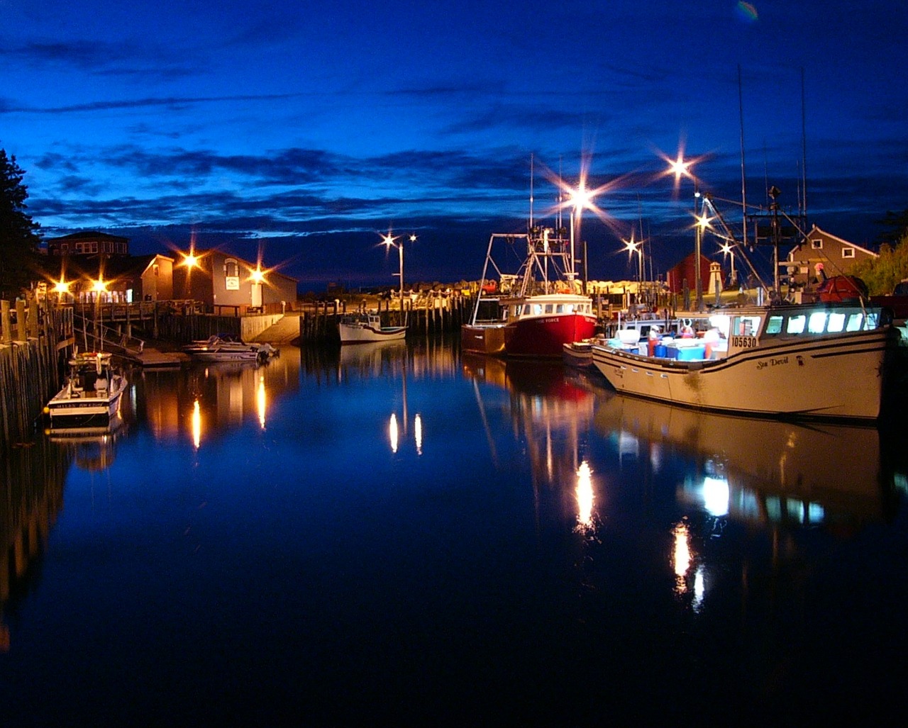 Image - boating night boat tourism canada