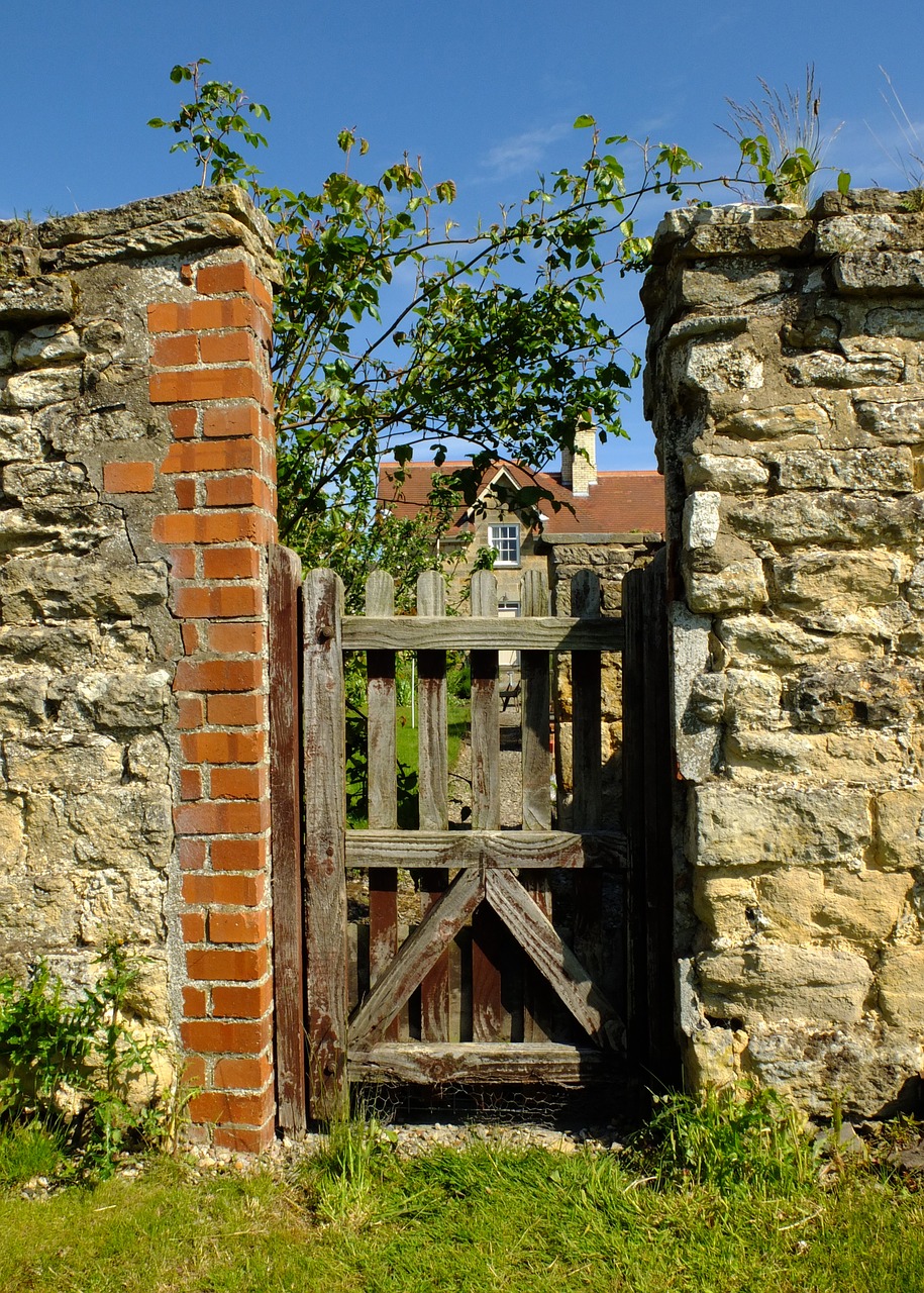 Image - gate entrance ryedale coneysthorpe