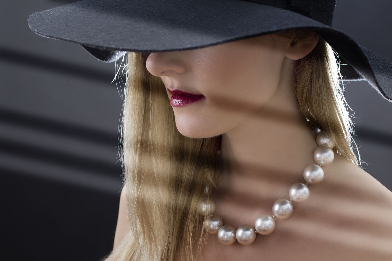 Image - woman hat pearls blonde hede eyes