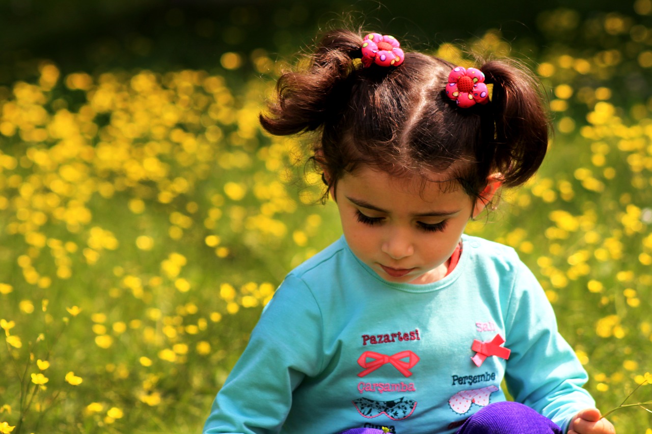 Image - child flowers spring yellow