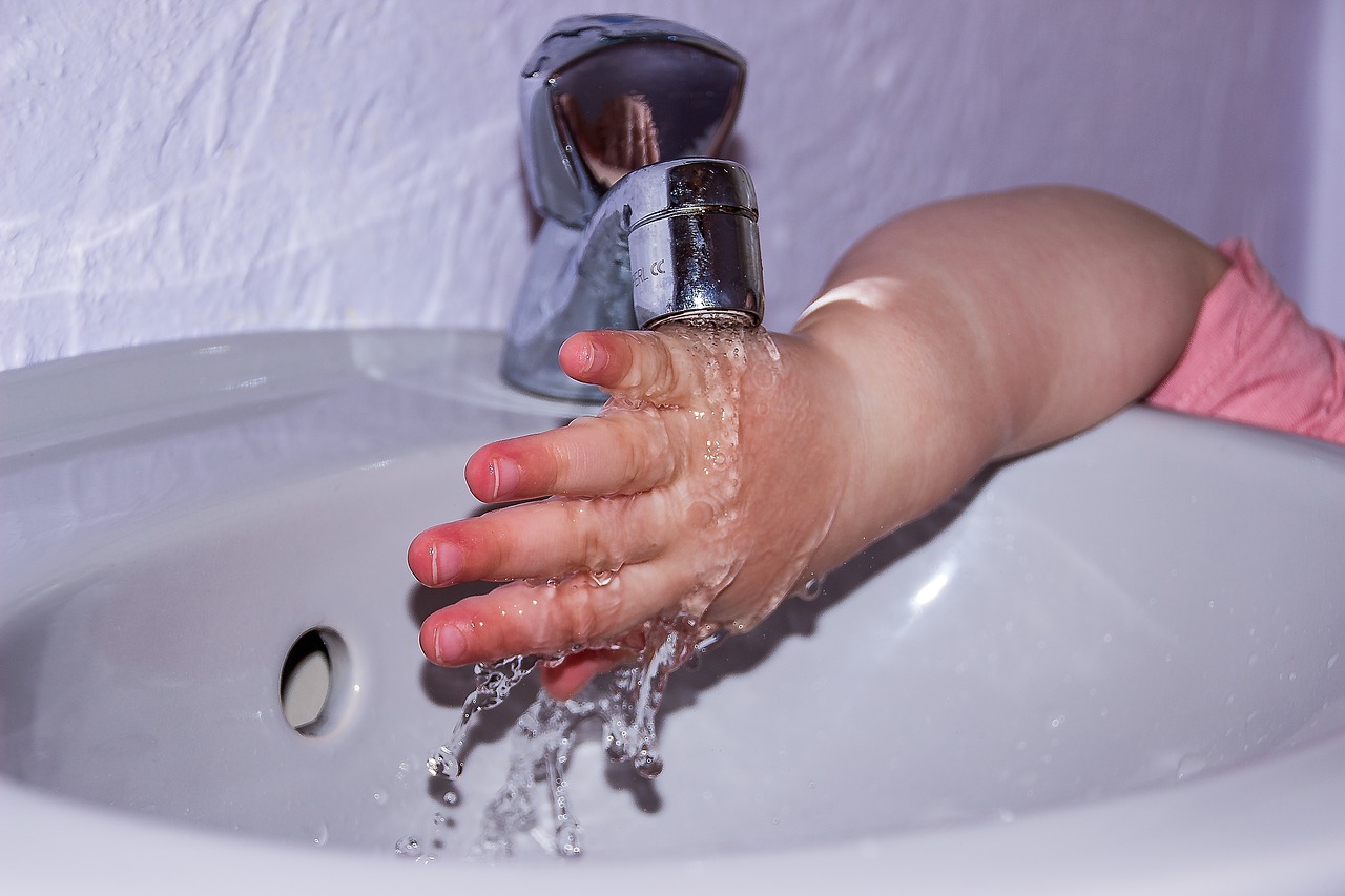 Image - toddler hand hand finger water