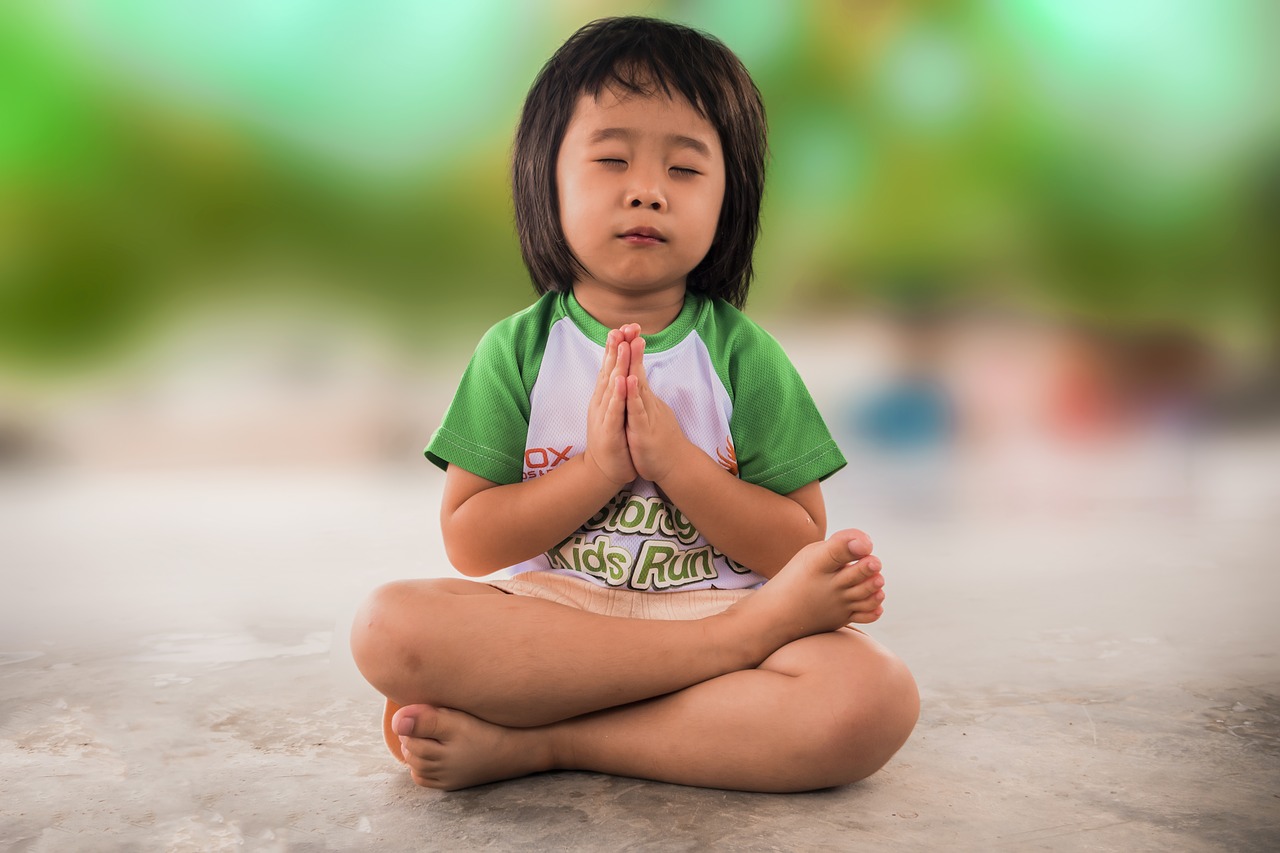 Image - little girl praying people wishing