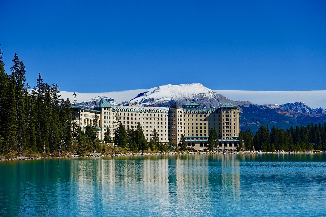 Image - lake louise canada mountains