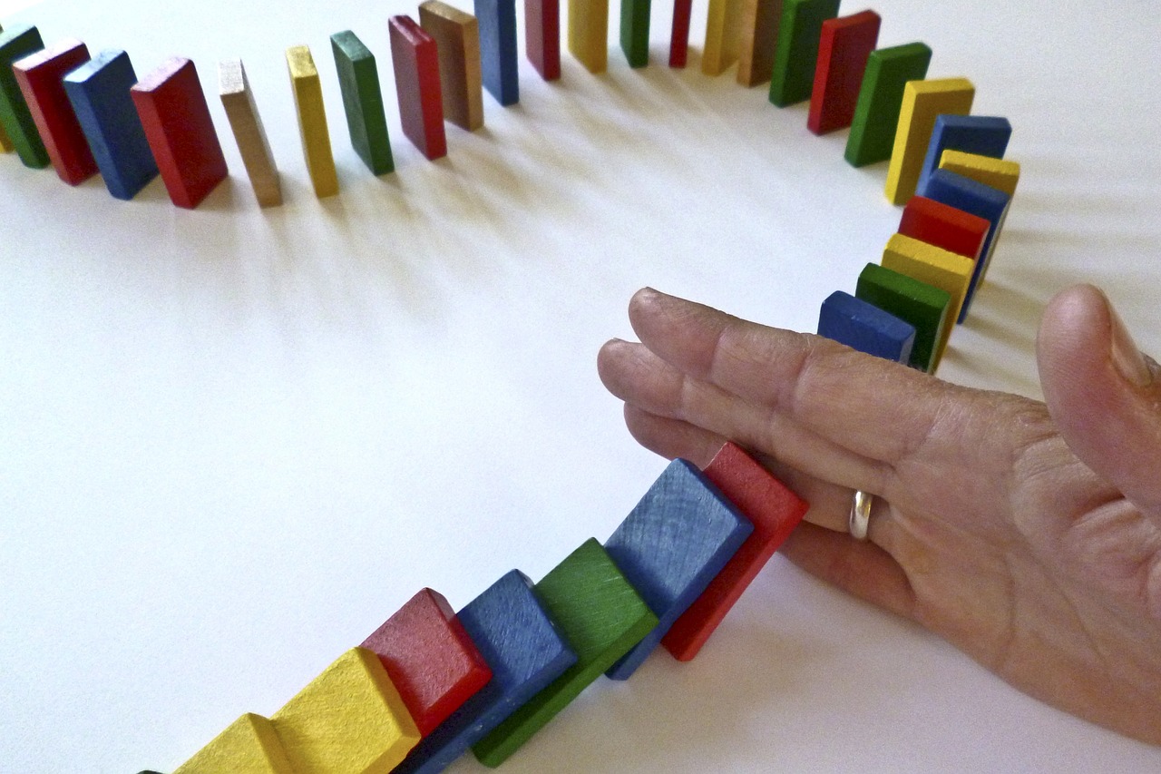 Image - dominoes domino barricade hand