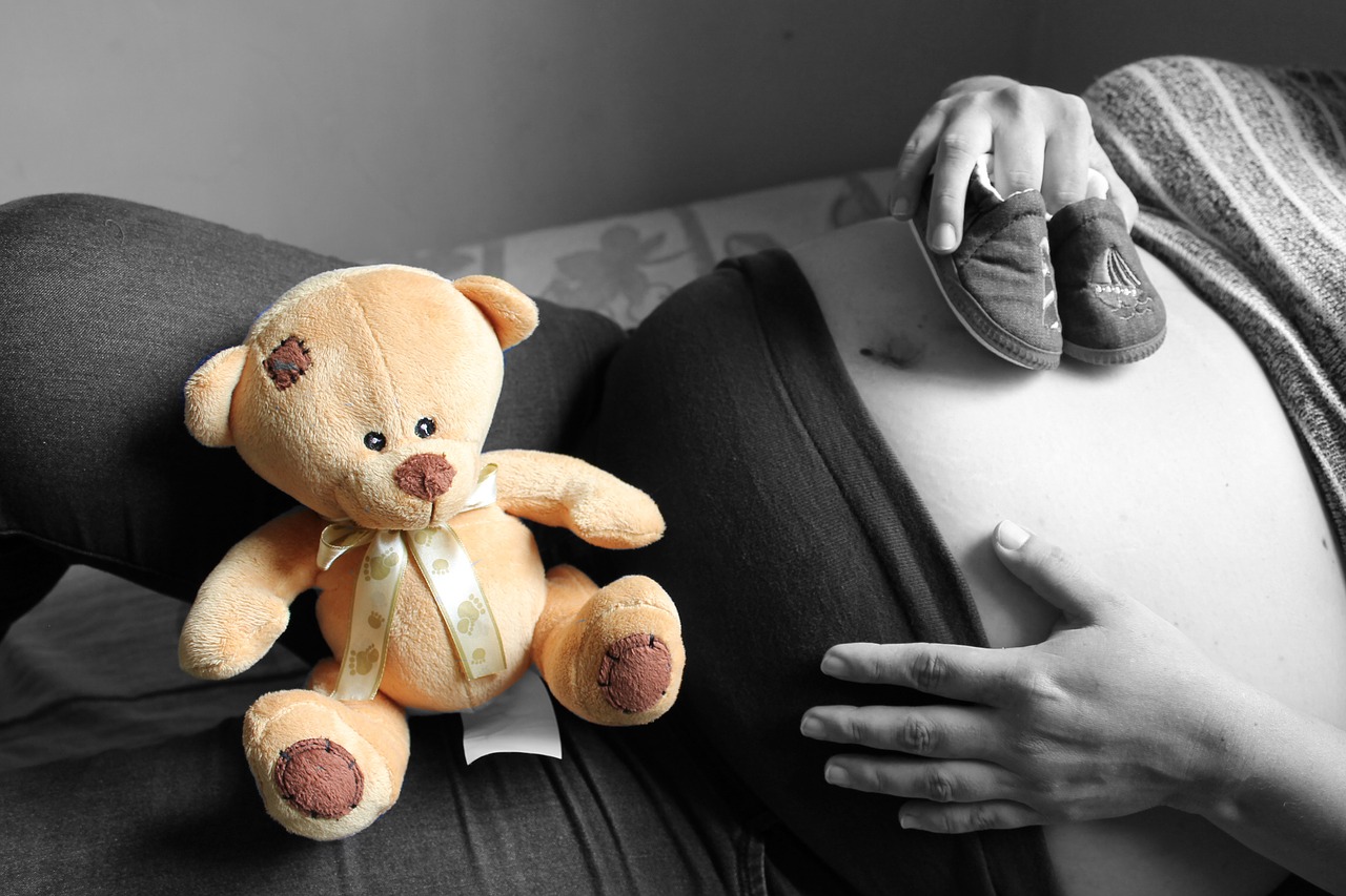 Image - pregnancy bear black new mom hands