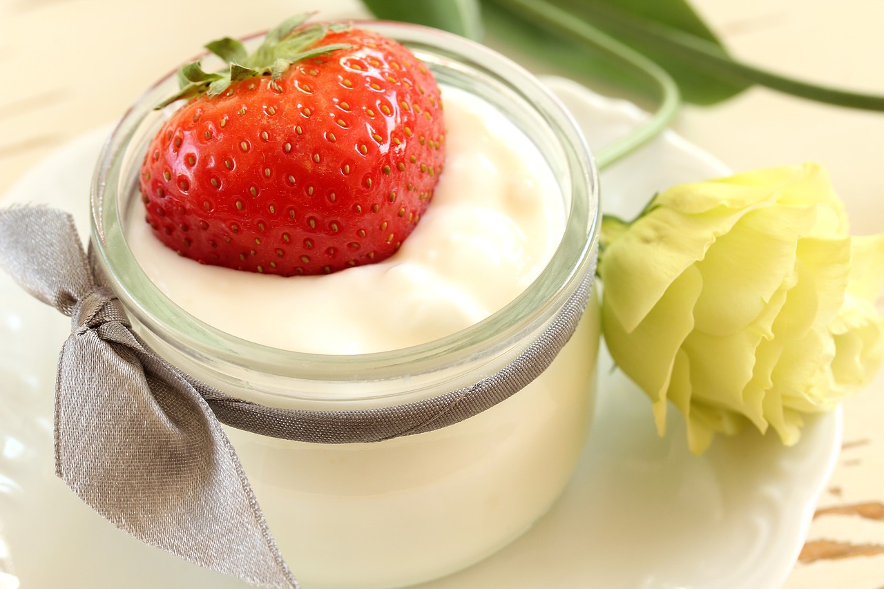Image - fit dessert yogurt with strawberries