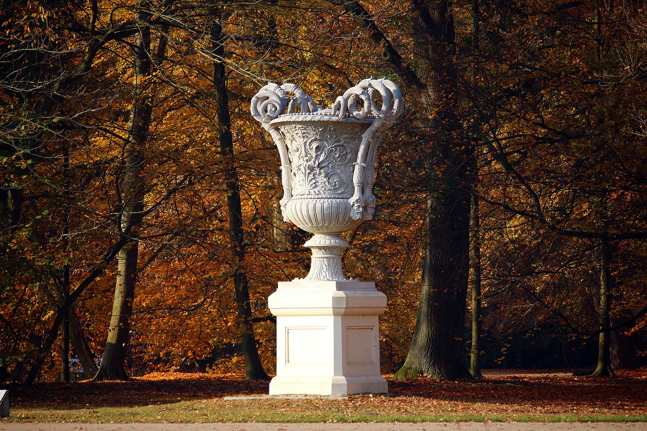 Image - sculpture vase castle park