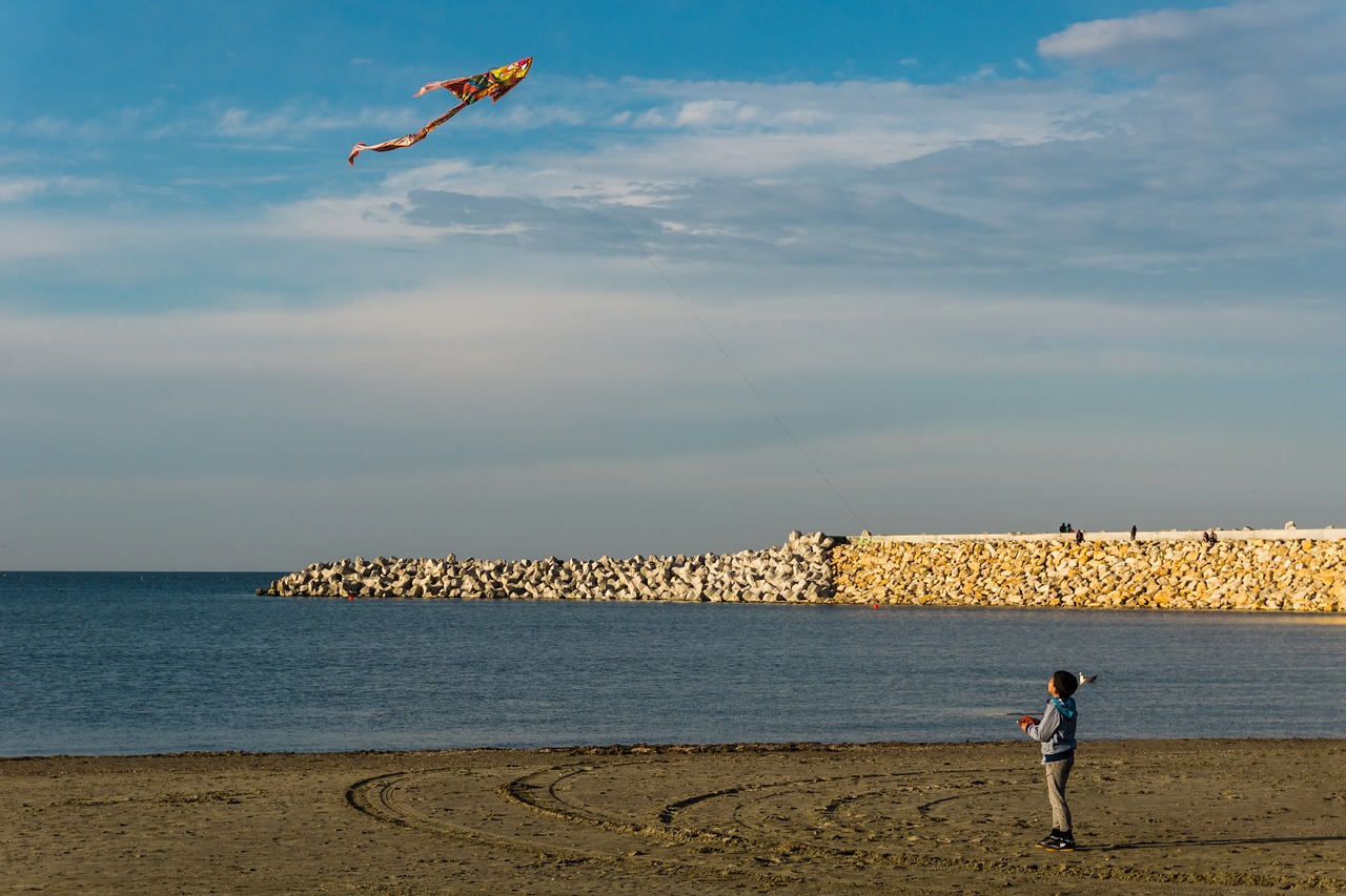 Image - beach kite child dig great gravel