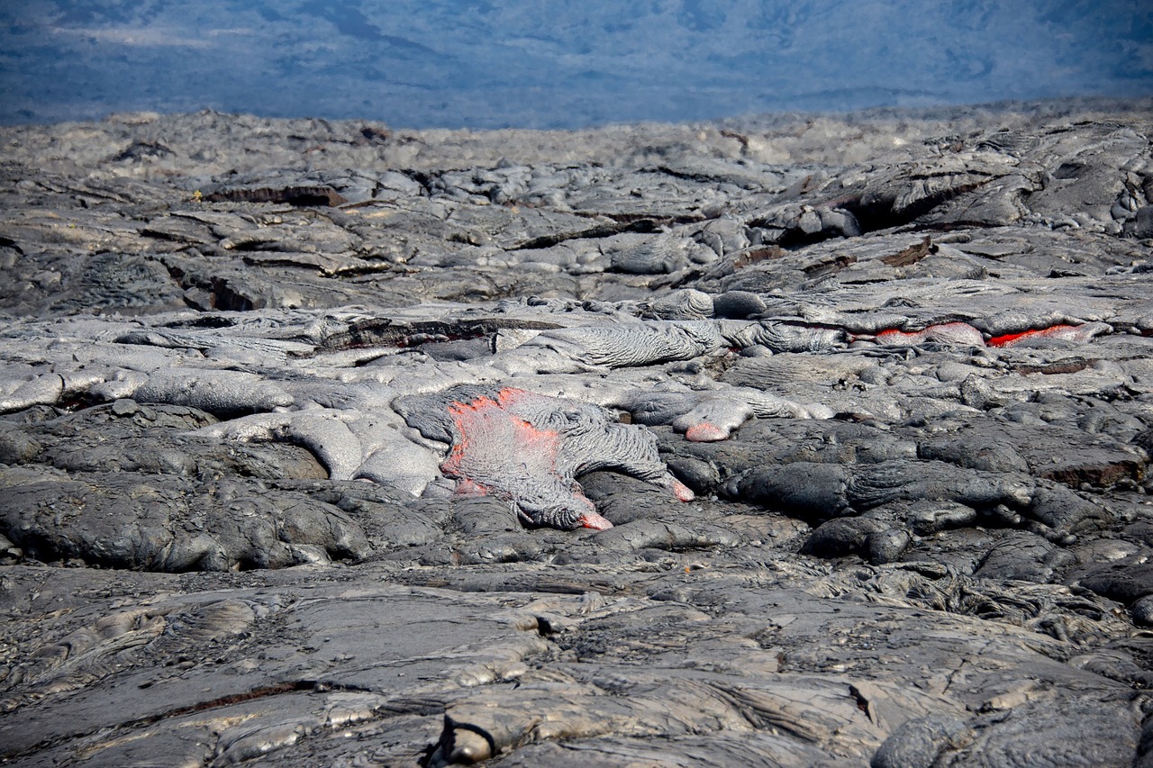 Image - volcano lava flow eruption