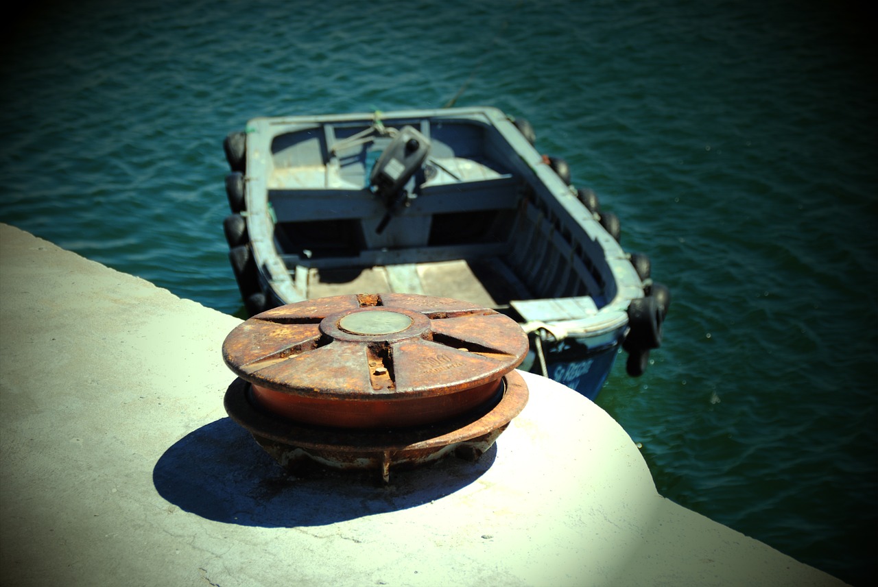 Image - rowing boat holiday boot quay wall