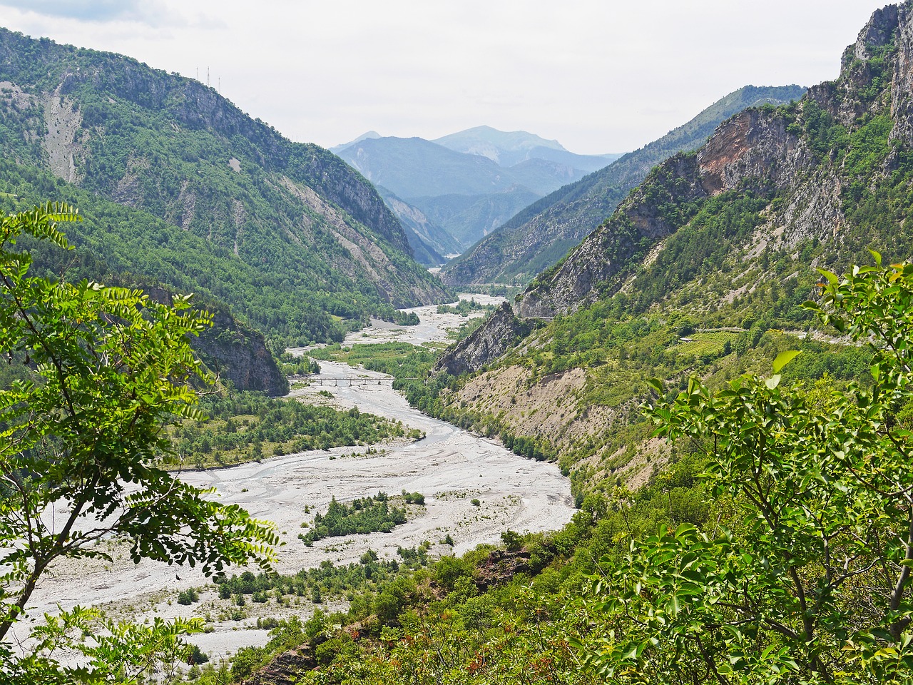 Image - alps river narrow valley le var