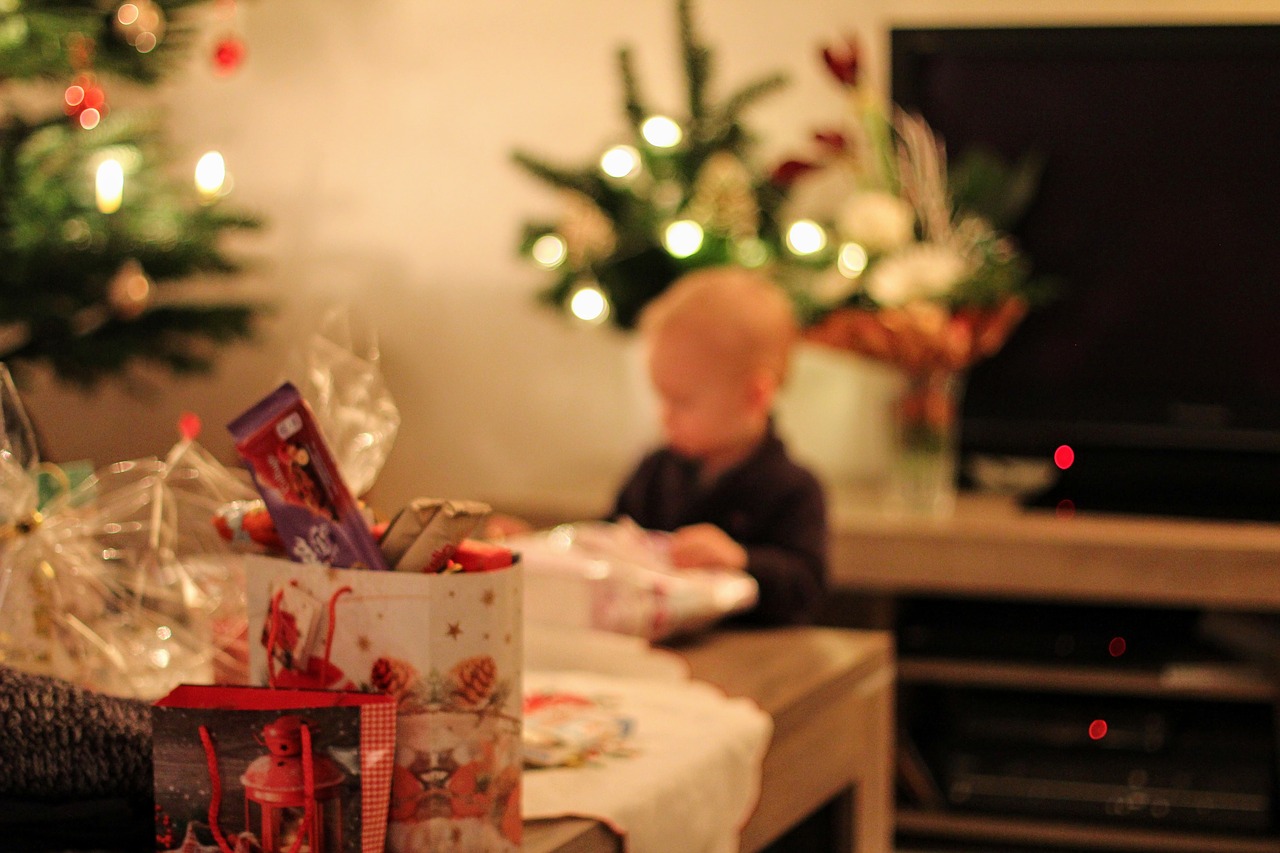 Image - christmas gifts child unpack