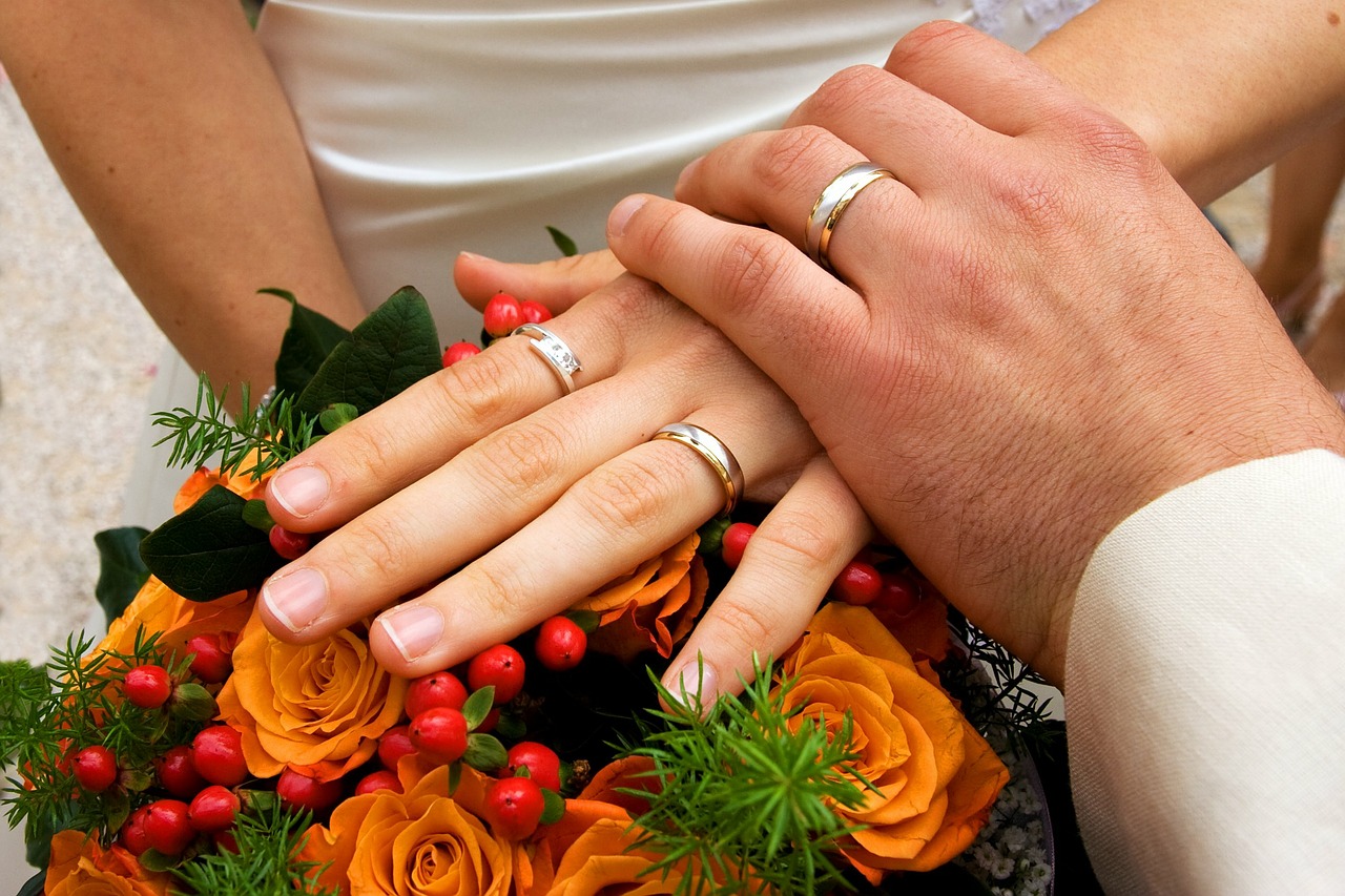 Image - ring rings hands bouquet wedding