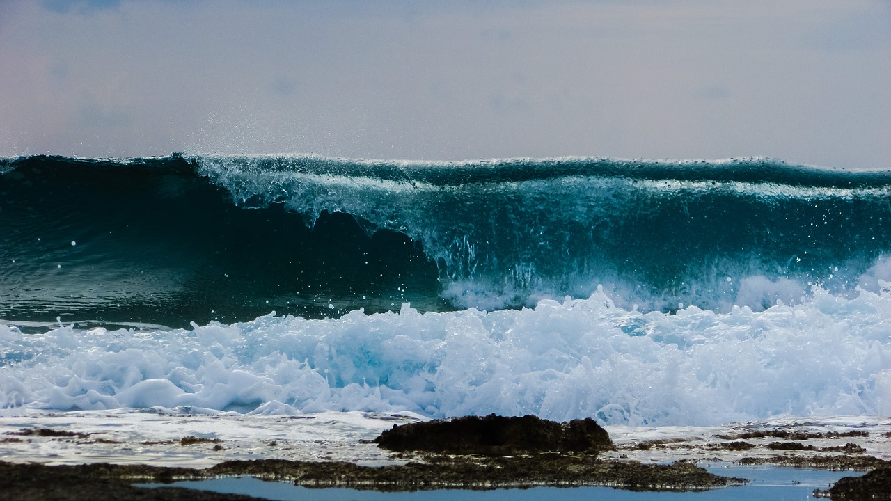 Image - wave smashing foam spray water