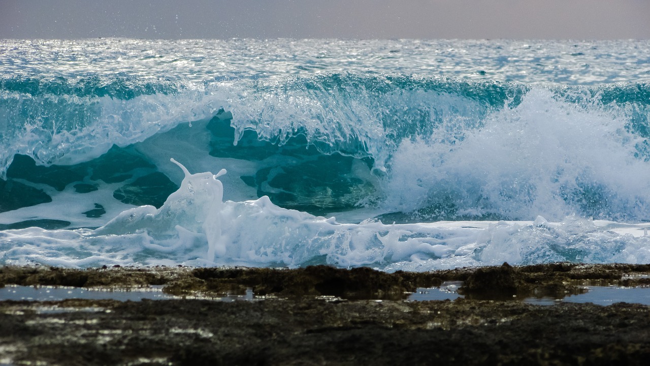 Image - wave smashing foam spray water