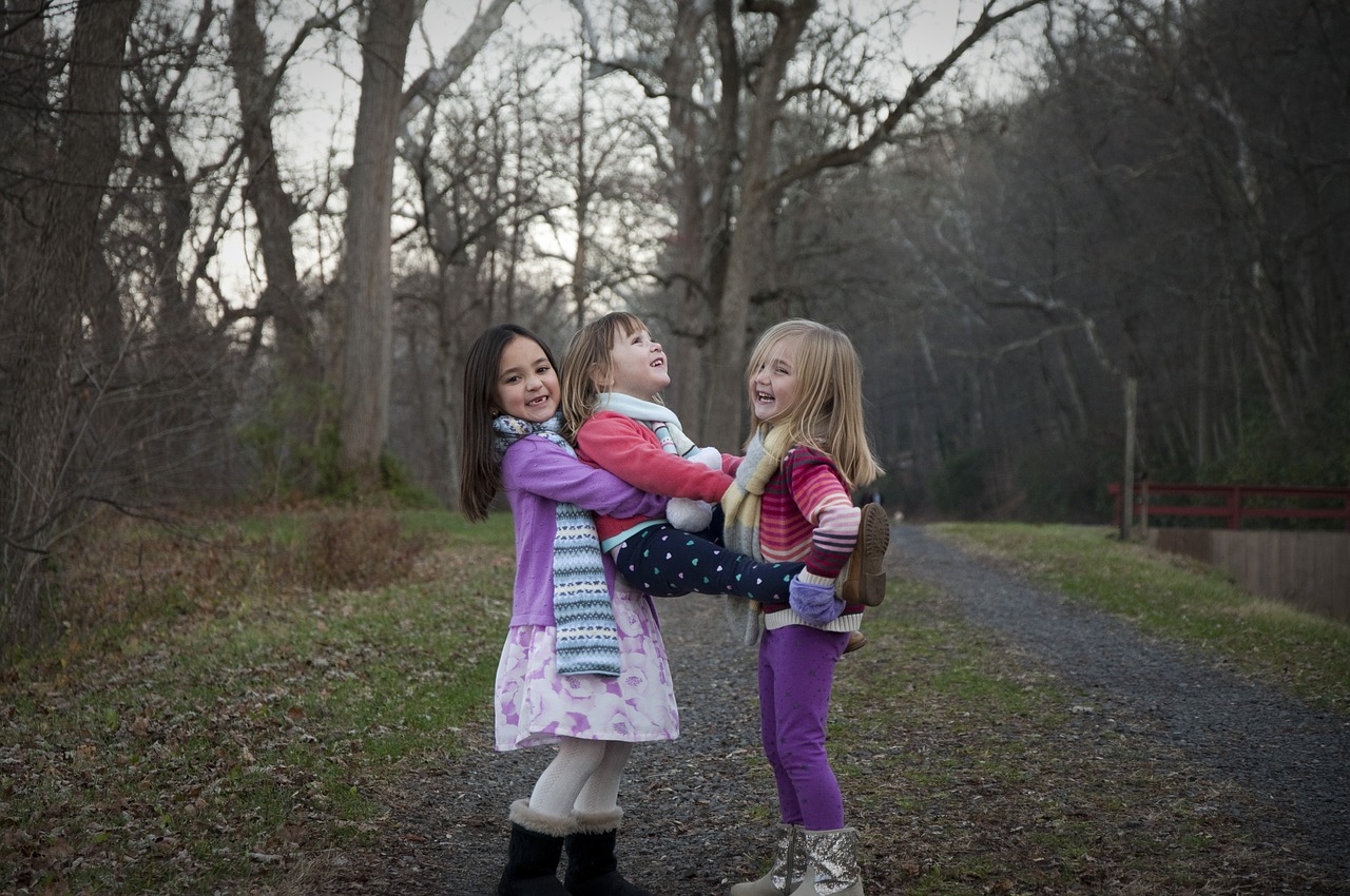 Image - sisters holding path winter family