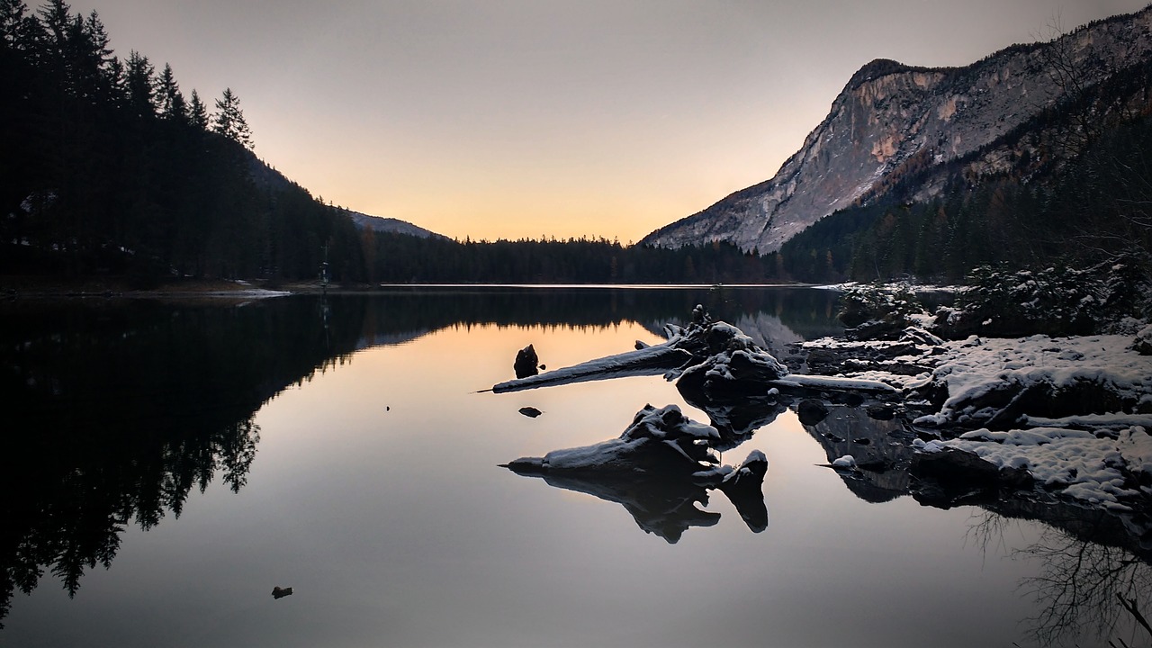 Image - lake mountain winter snow