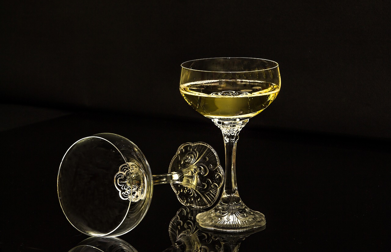 Image - champagne glasses a full glass