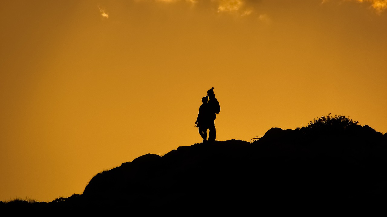 Image - couple cliff afternoon