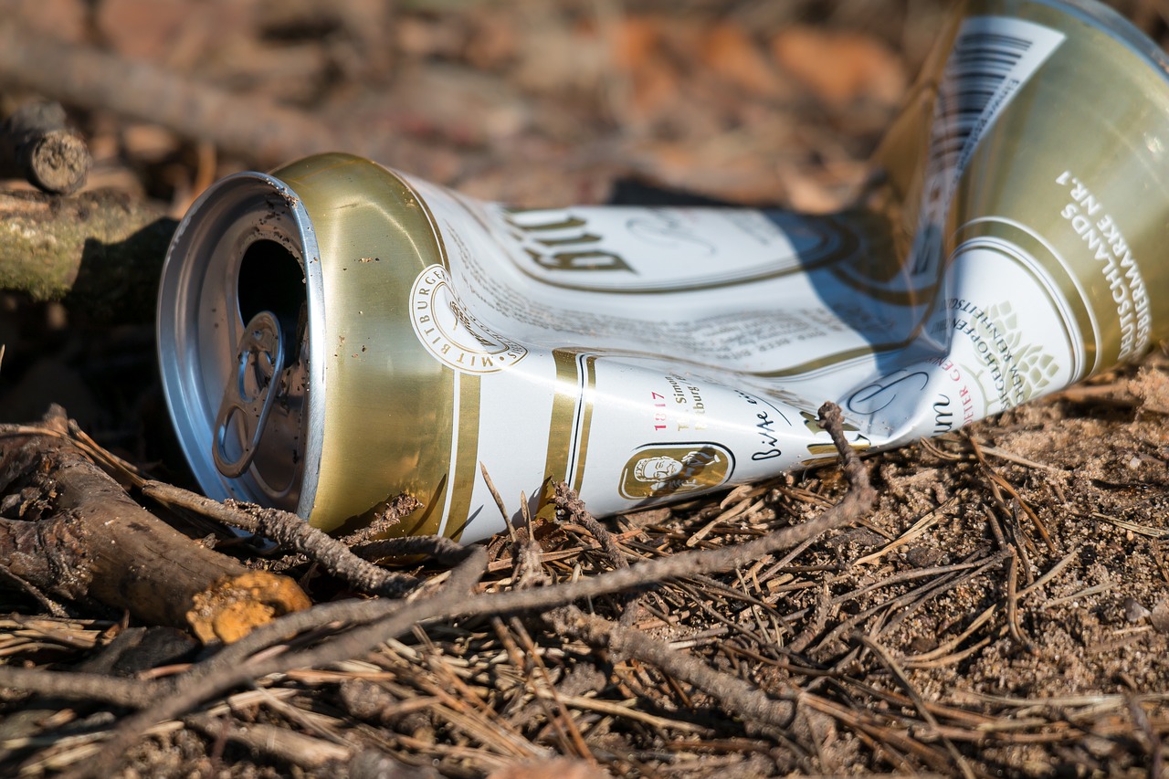 Image - beer can garbage pollution waste