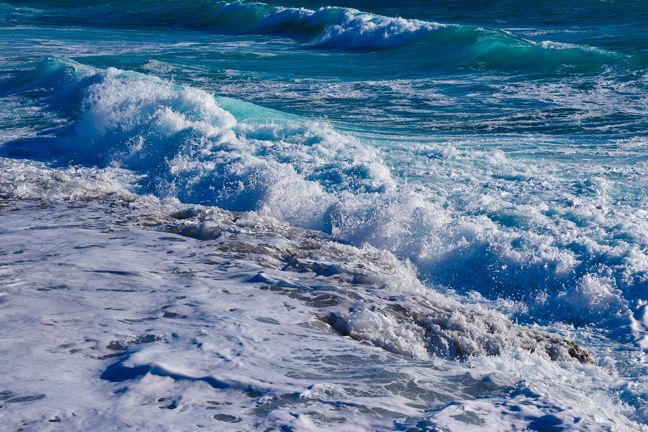 Image - waves smashing spectacular sea