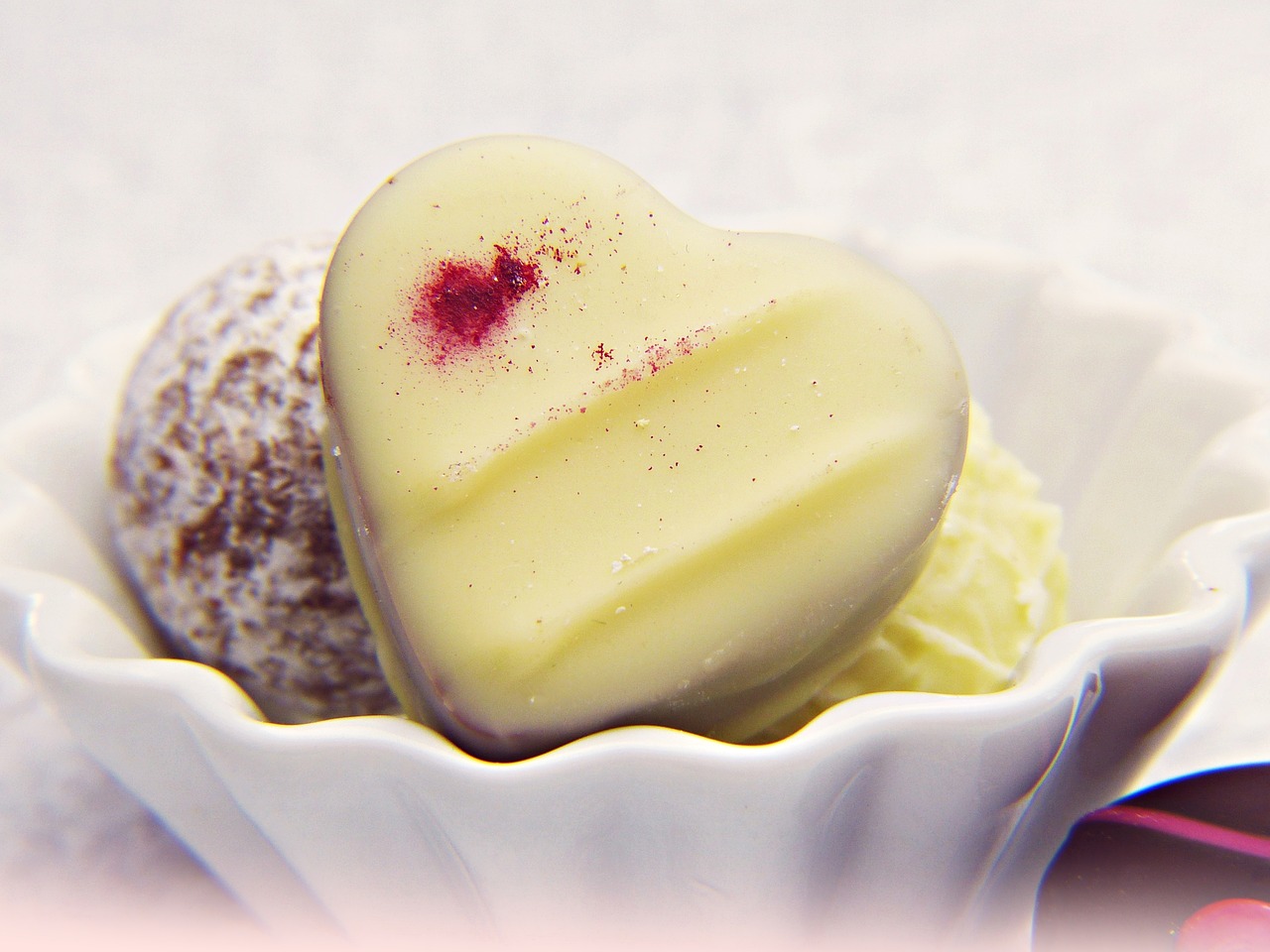 Image - praline white chocolate heart sugar