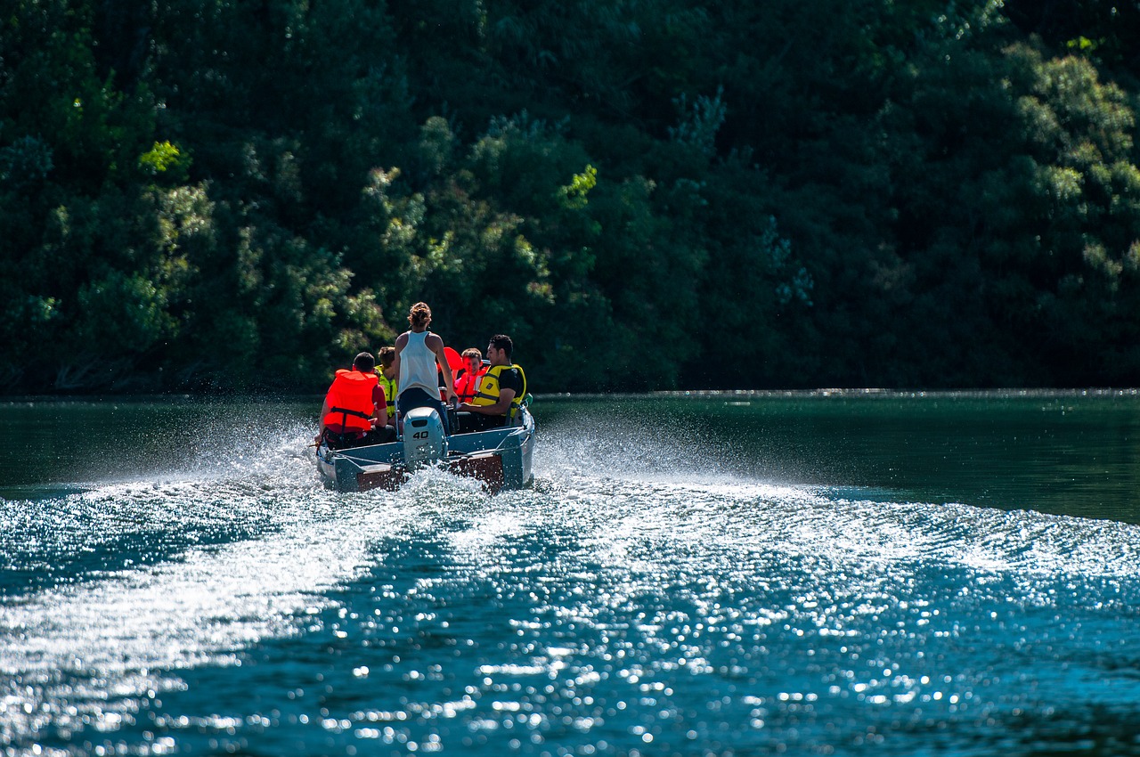 Image - boat rhône river wake beaucaire