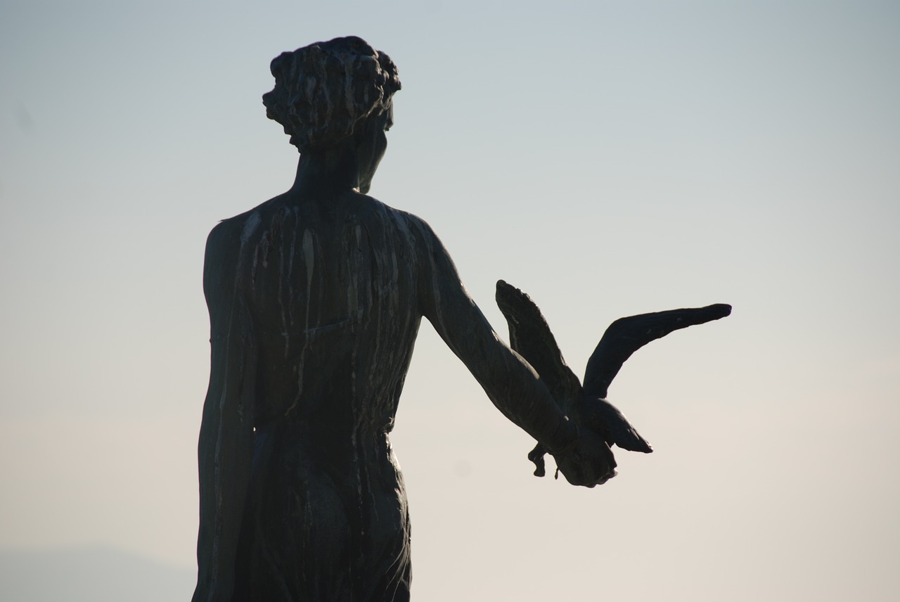 Image - statue maiden with the seagull