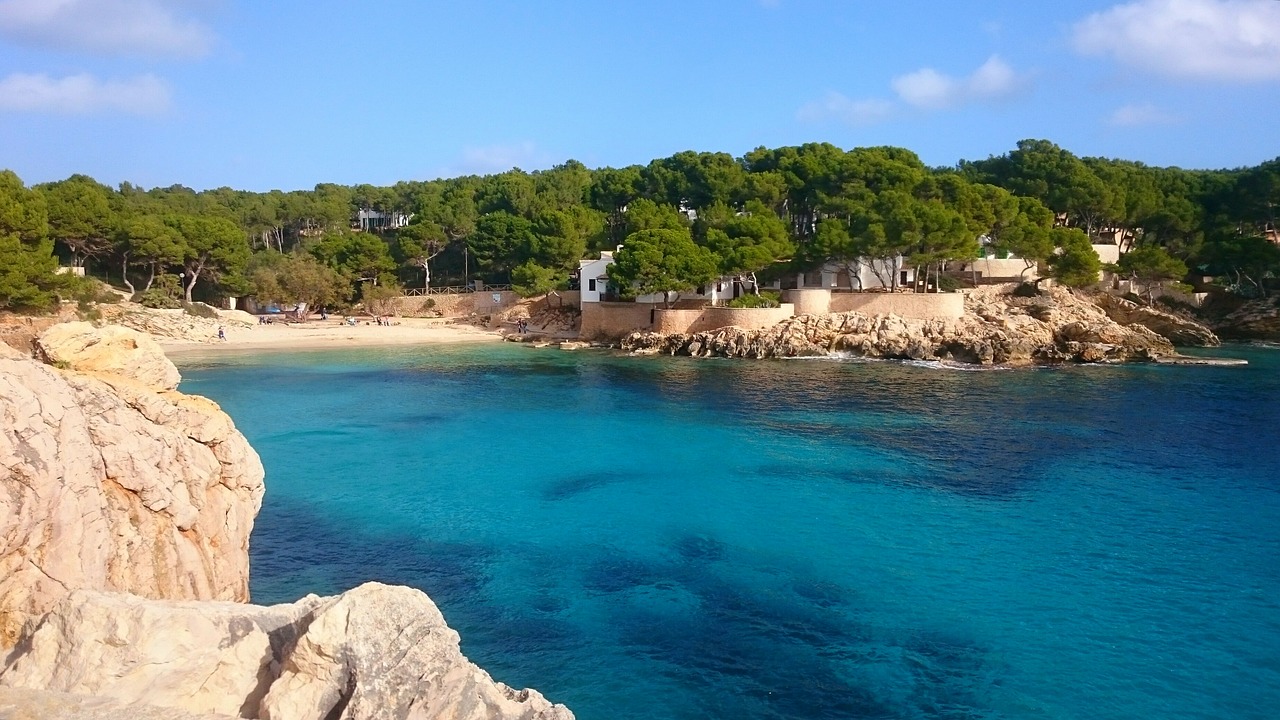 Image - water homes sky blue clear rock