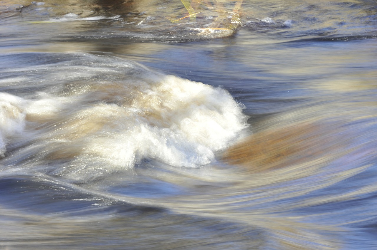 Image - water flowing whitewater splash