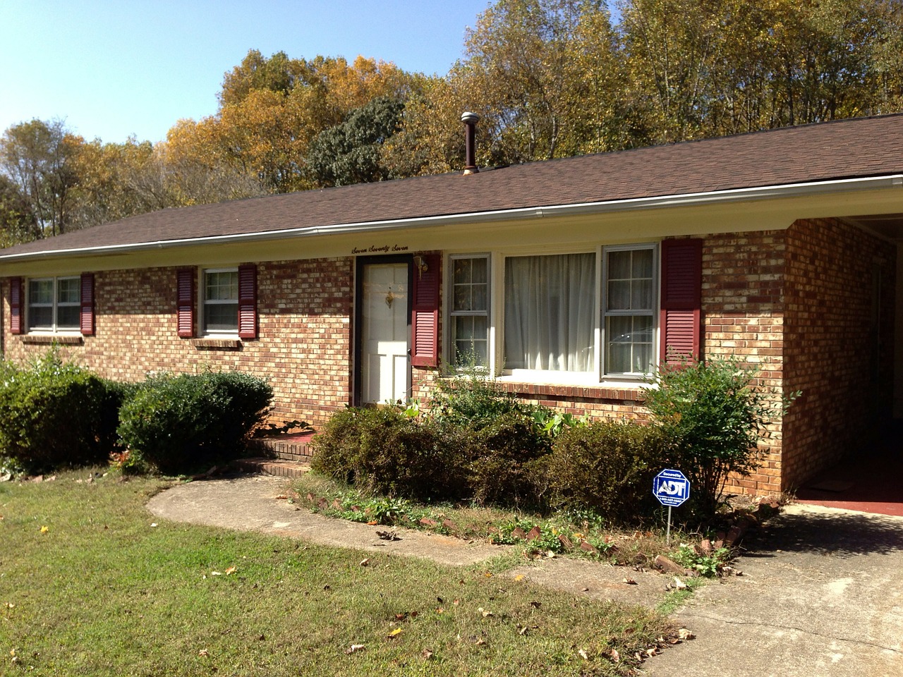 Image - house brick front view shrubs