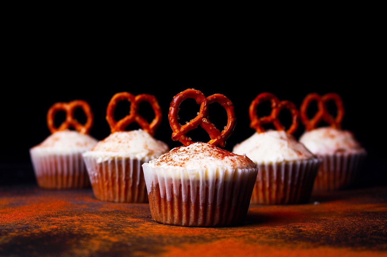 Image - cupcakes pastry icing pretzels