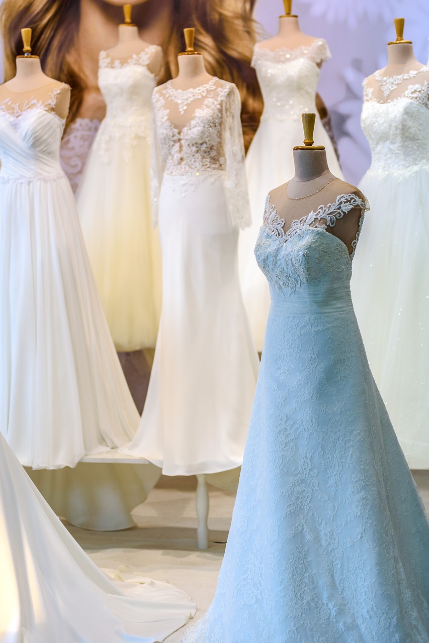 Image - salon of wedding dresses bride