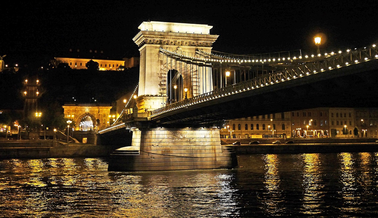 Image - budapest at night chain bridge