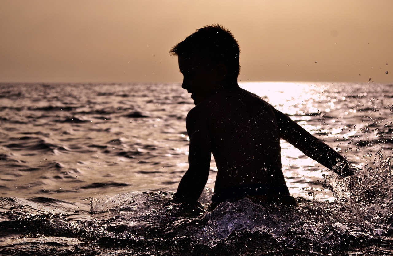 Image - toddler splashing around kid child