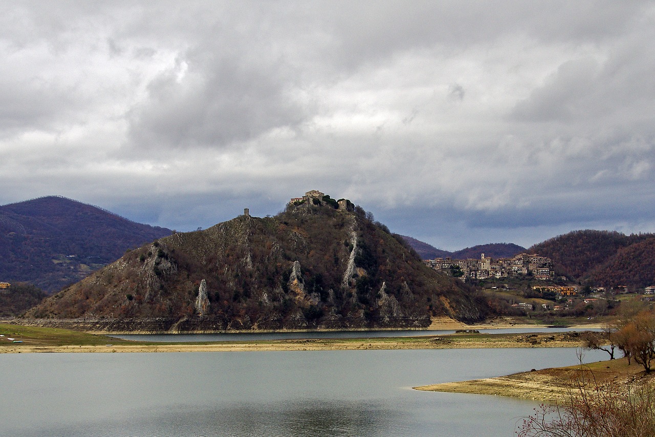 Image - tora castel di tora lake turano