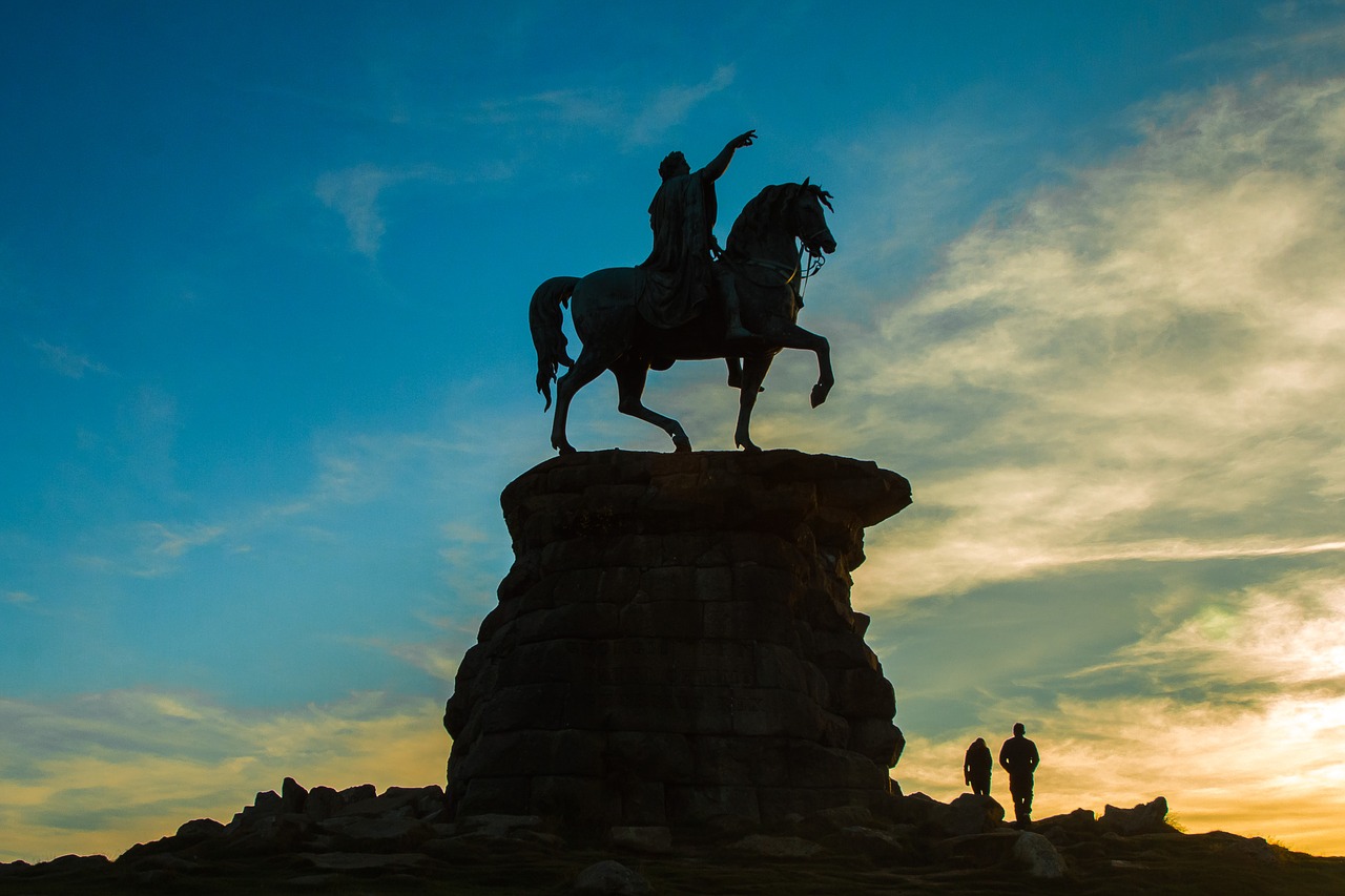 Image - the statue of the king silhouette