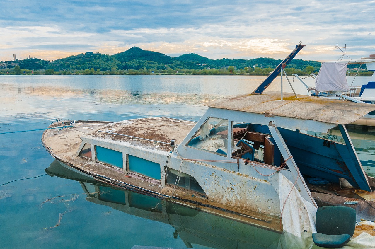 Image - wreck boat stranding water south