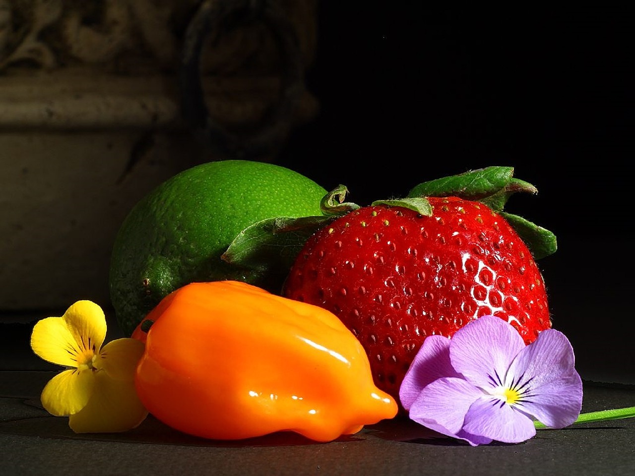 Image - still life lime strawberry