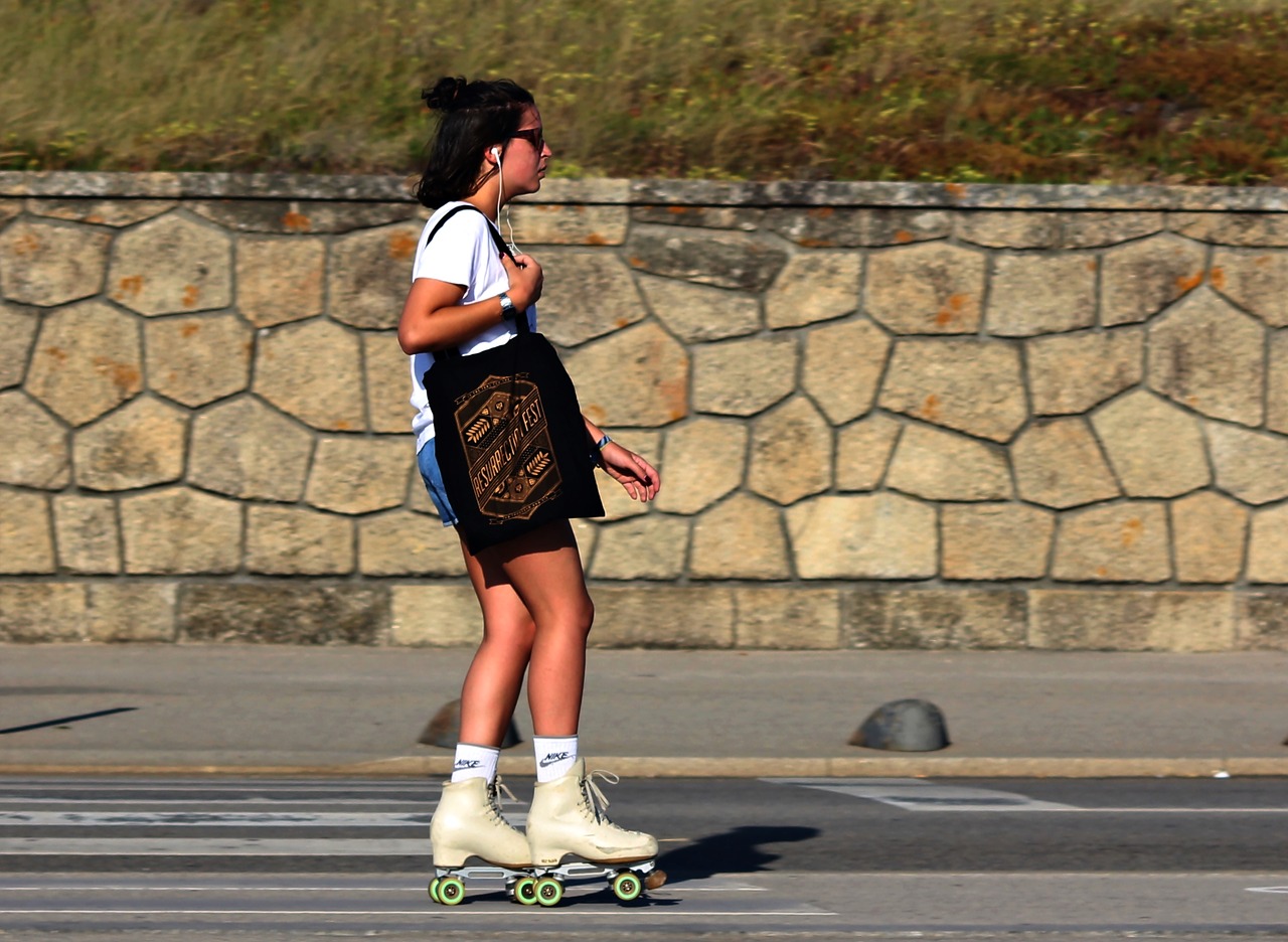 Image - woman rollerblades ride sol