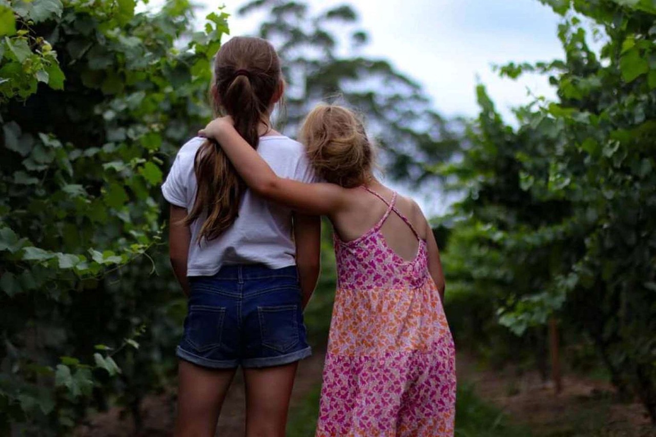 Image - sisters love family young