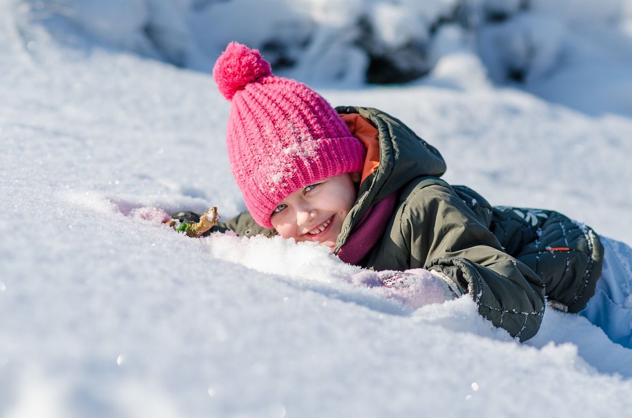 Image - winter the little girl snow