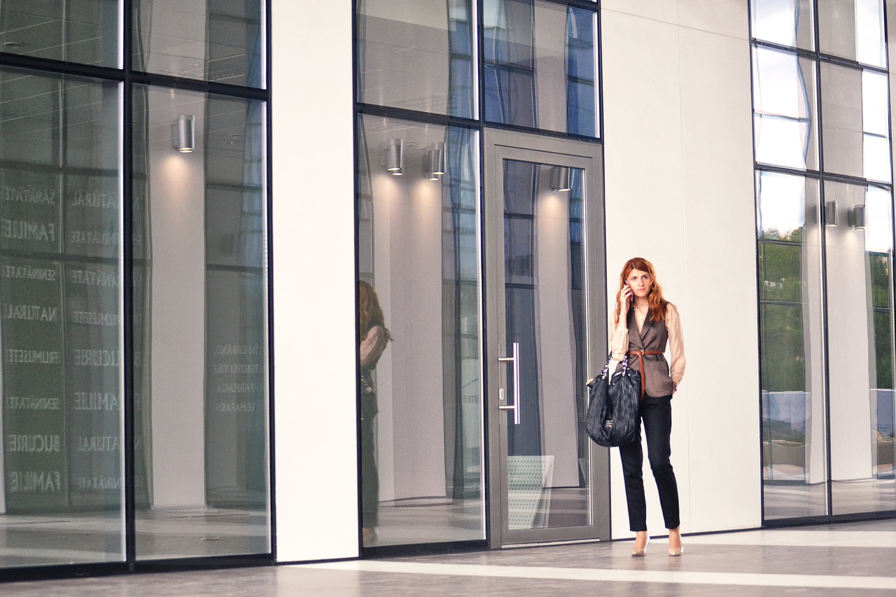 Image - business woman on the phone