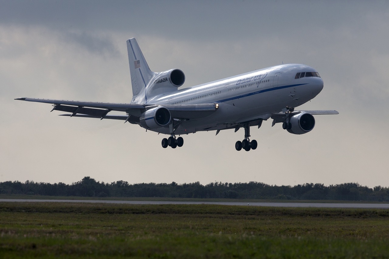 Image - aircraft landing runway nasa