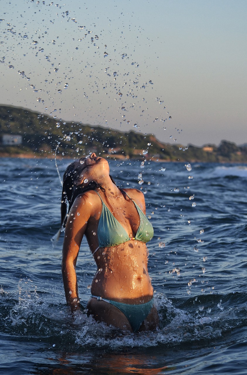 Image - beautiful woman body sea water splash