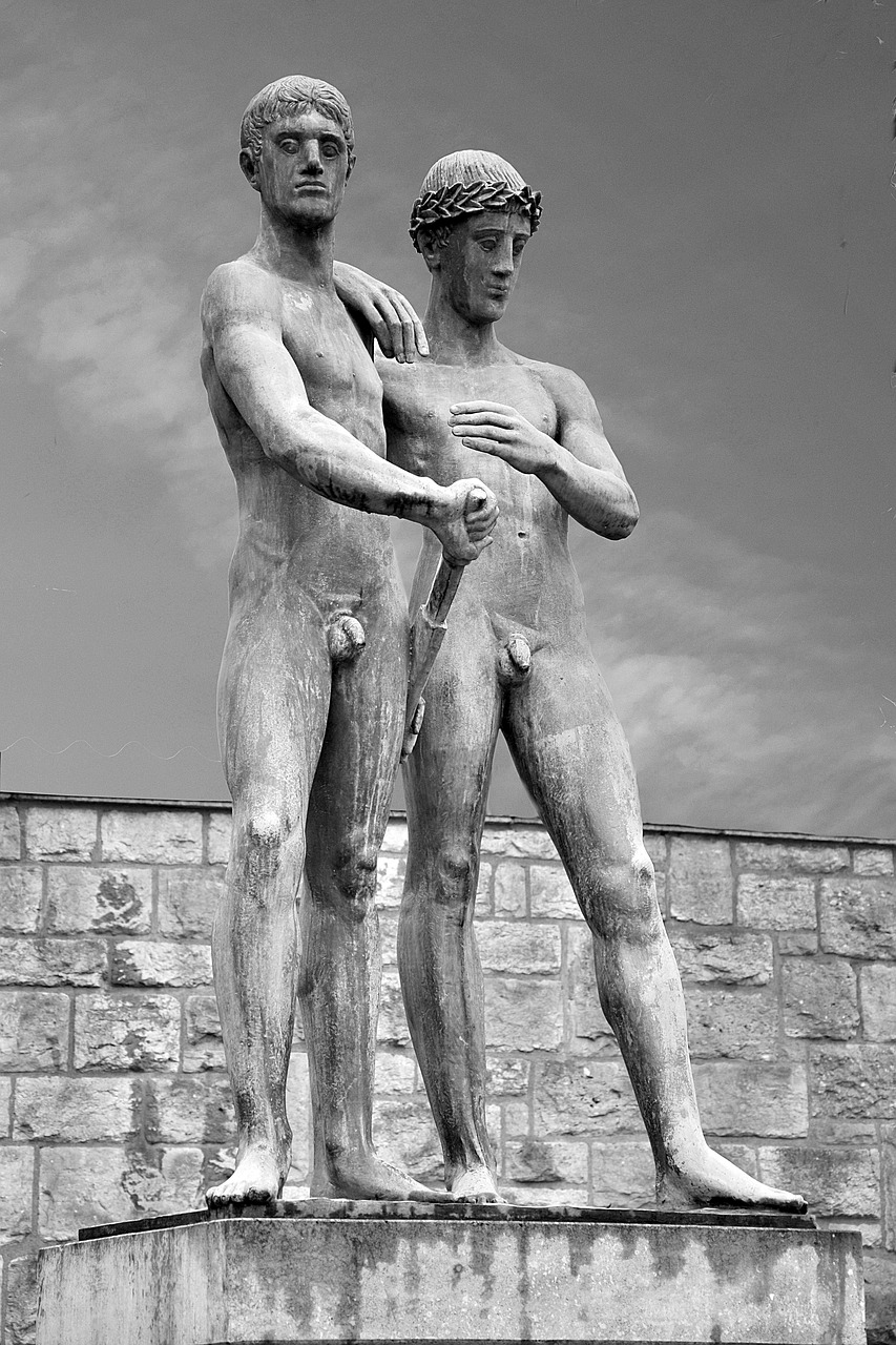 Image - sculpture young men monument