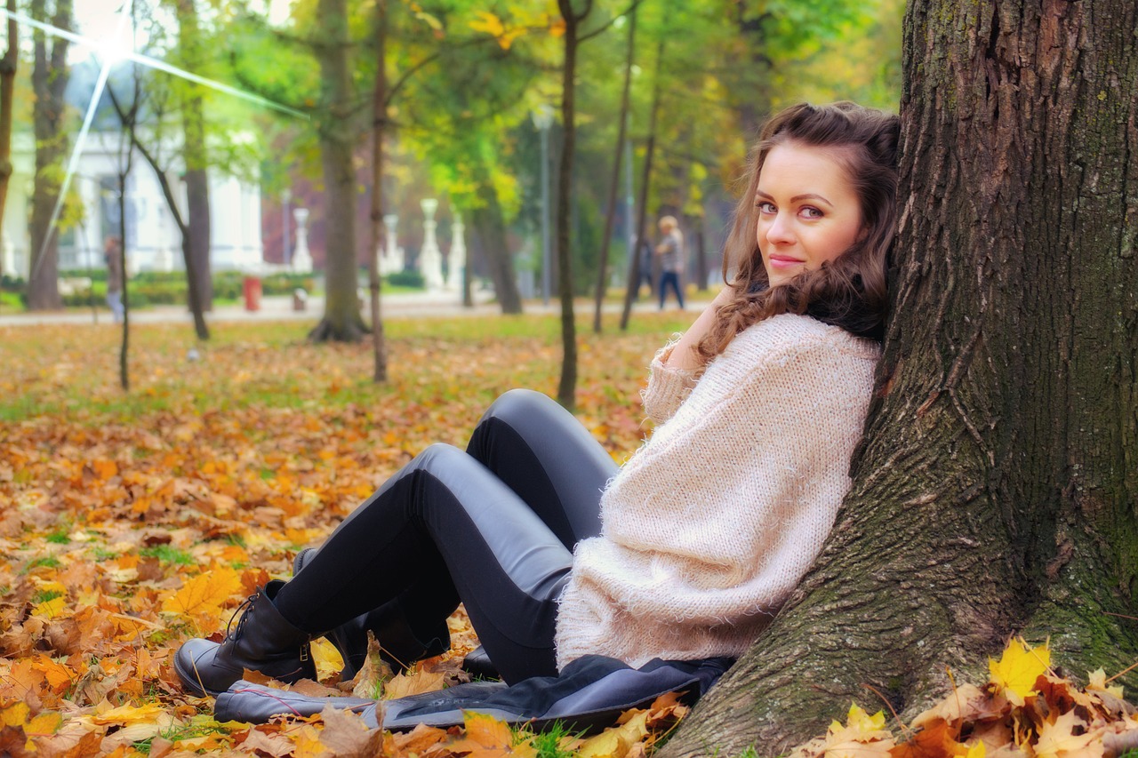 Image - girl lying down girl in the park