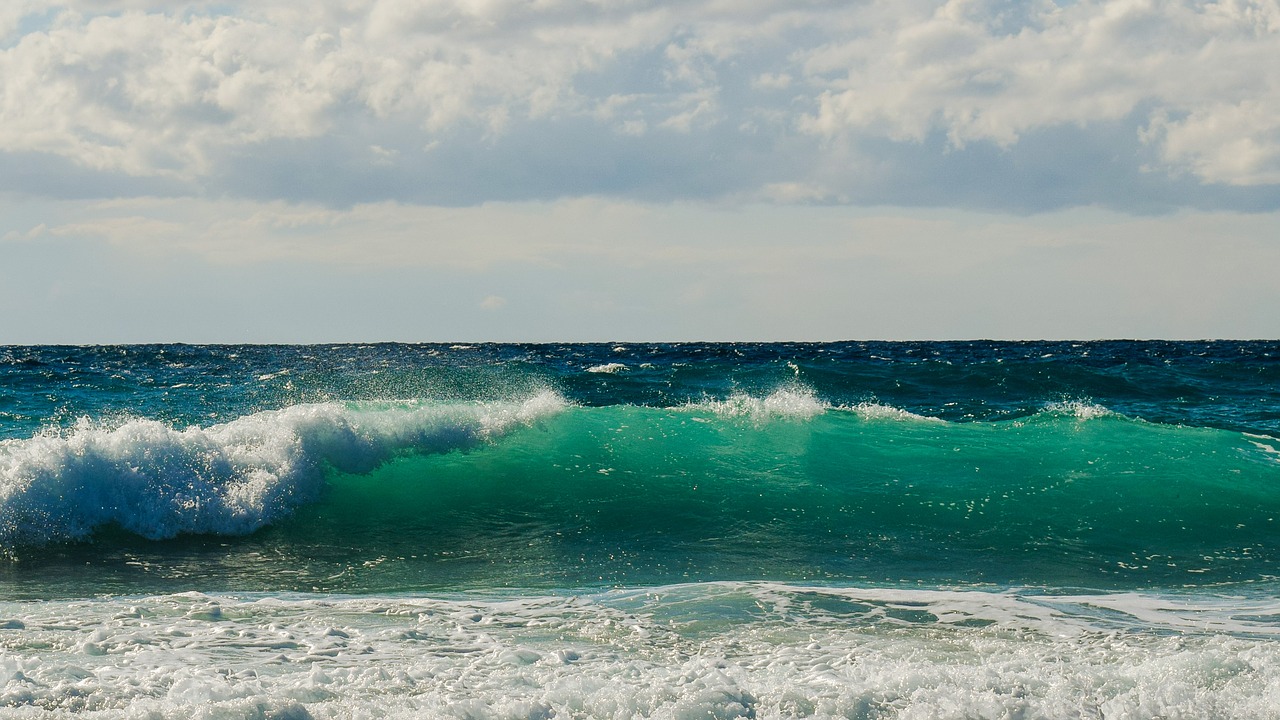 Image - wave smashing foam spray sea