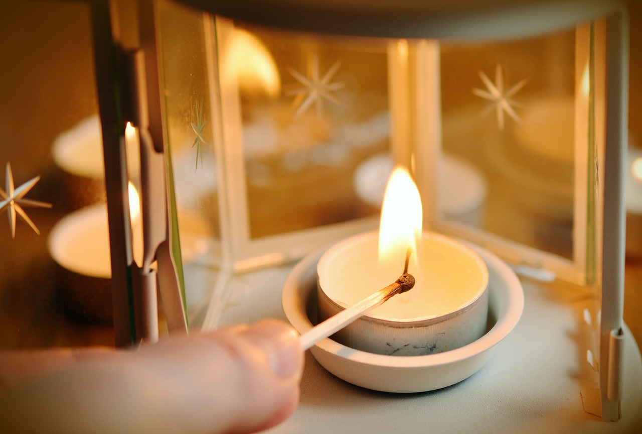 Image - candle tealight match light candle